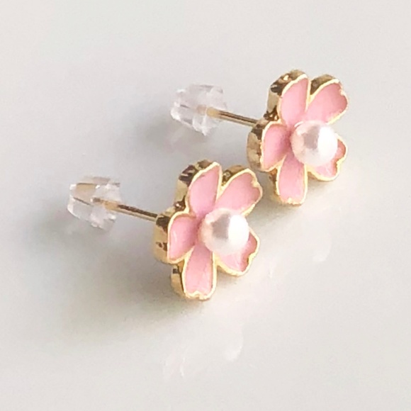 3/$15 NEW Flower Faux Pearl Studs - Picture 2 of 6